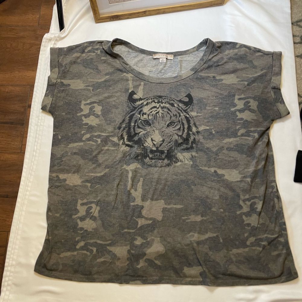 Misia Curvy size 1X tiger camo shirt